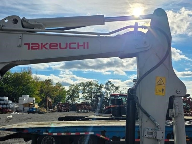 2023-takeuchi-tb240-image-45