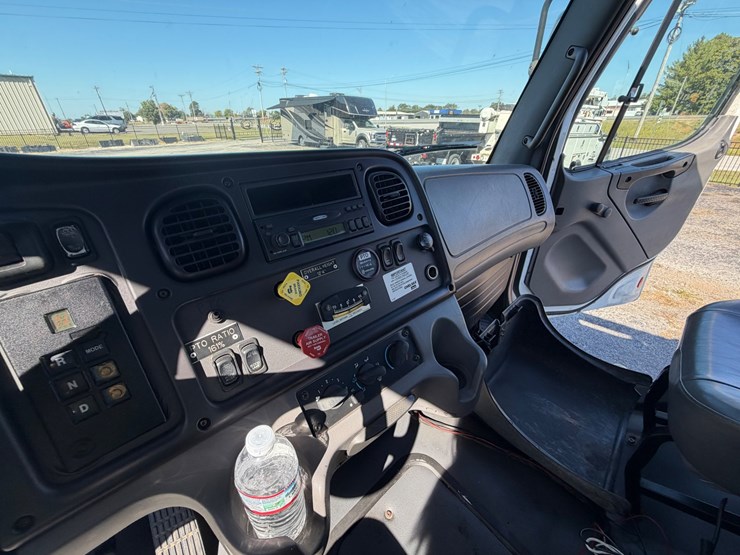 2004-freightliner-m2-106-image-35