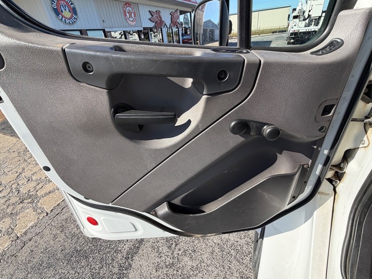 2019-freightliner-m2-106-image-53