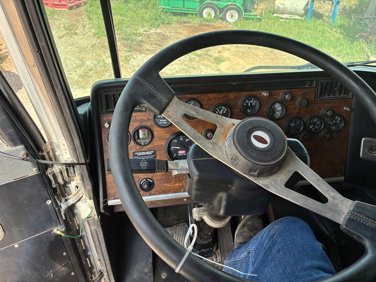 2001-peterbilt-362-image-18
