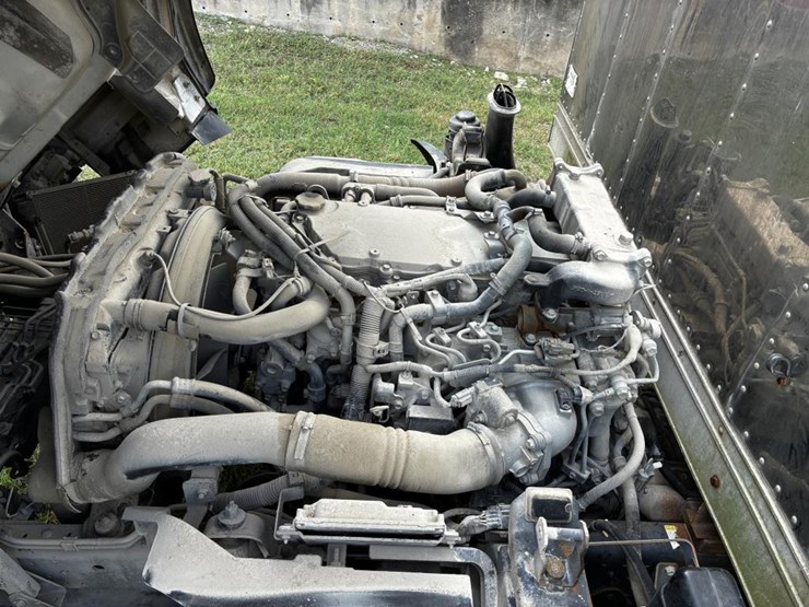 2011-isuzu-nqr-image-17