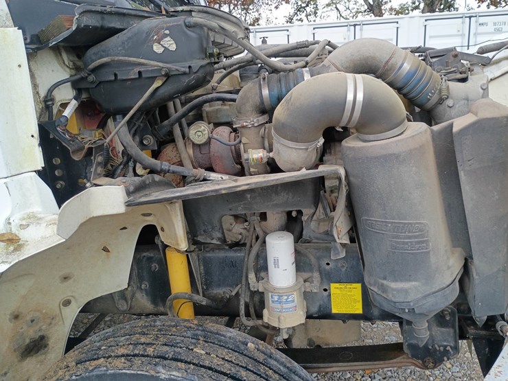 2003-freightliner-fl106-image-23