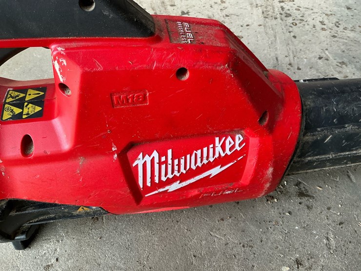 #110-•-milwaukee-m18-fuel-16"-cordless-chainsaw-&-handheld-blower-lot-image-17