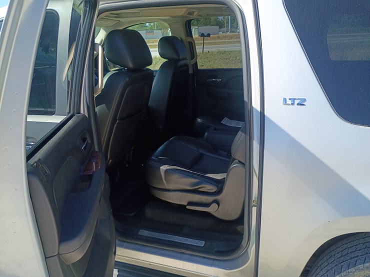 2010-chevrolet-suburban-image-66