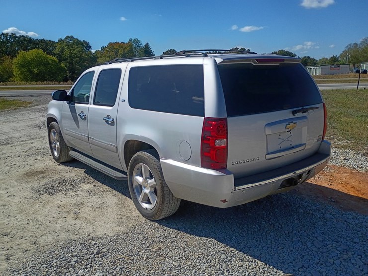 2010-chevrolet-suburban-image-5