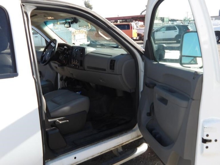 2013-chevrolet-silverado-2500-image-15