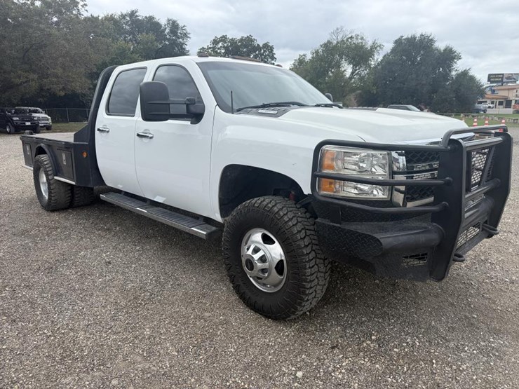 2011-chevrolet-silverado-3500-image-3