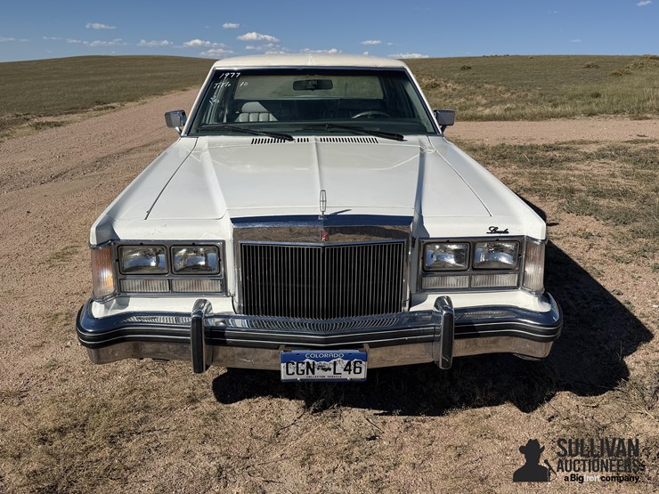 1977-lincoln-versailles-4-door-luxury-sedan-image-2