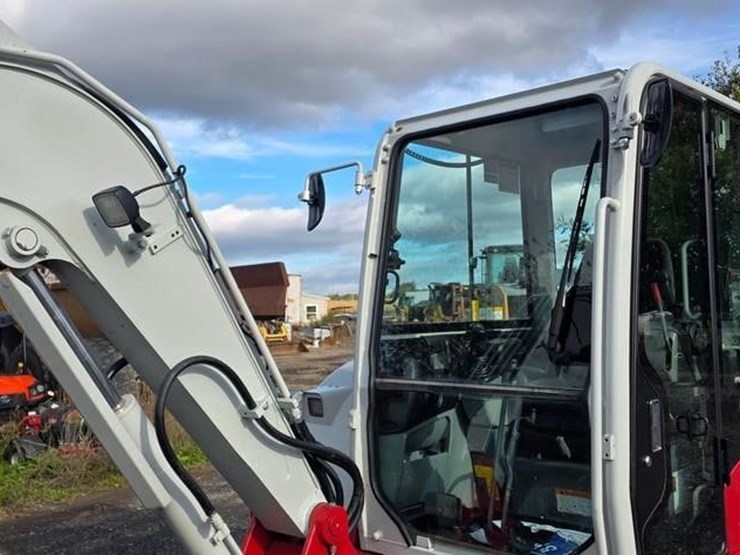 2023-takeuchi-tb240-image-13
