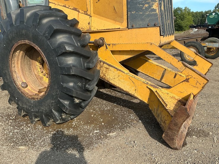 deere-640g-image-42