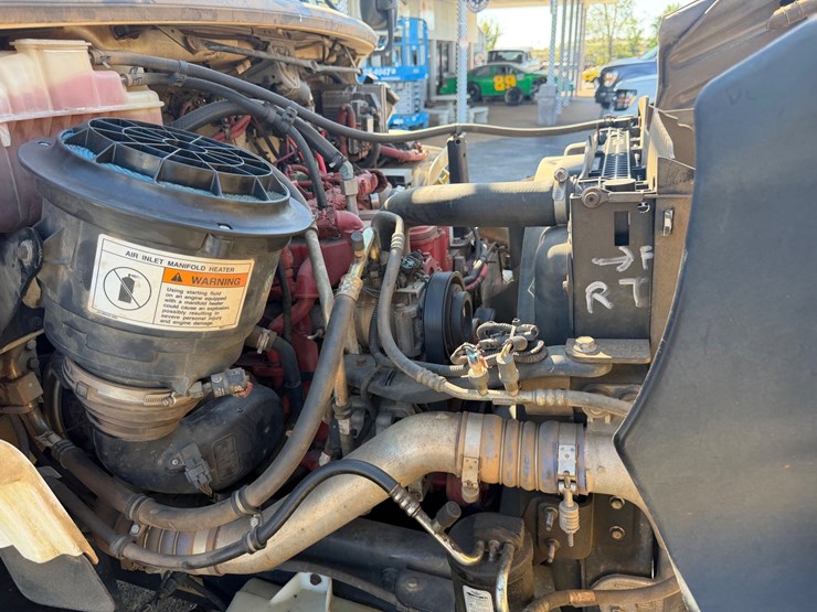 2014-freightliner-m2-106-image-66