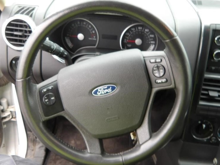 2010-ford-explorer-image-16