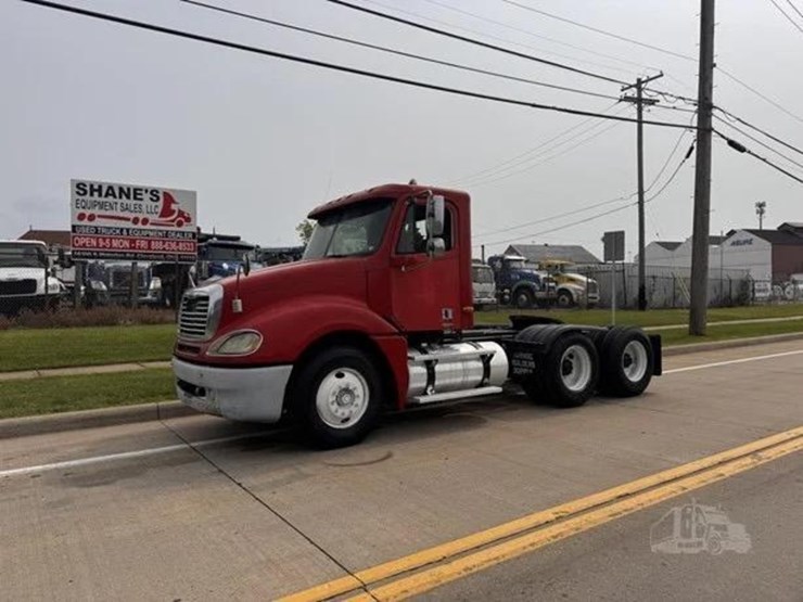 2004-freightliner-columbia-112-image-4