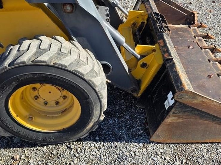 2015-deere-326e-image-8