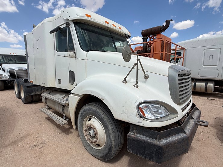 2006-freightliner-columbia-120-image-3