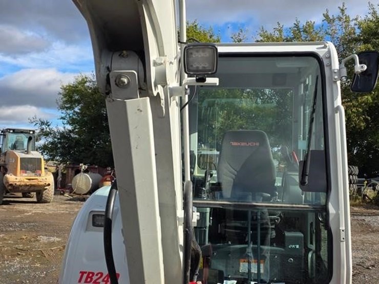 2023-takeuchi-tb240-image-39