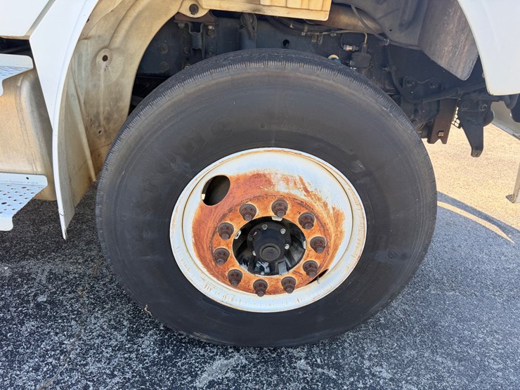 2004-freightliner-m2-106-image-8