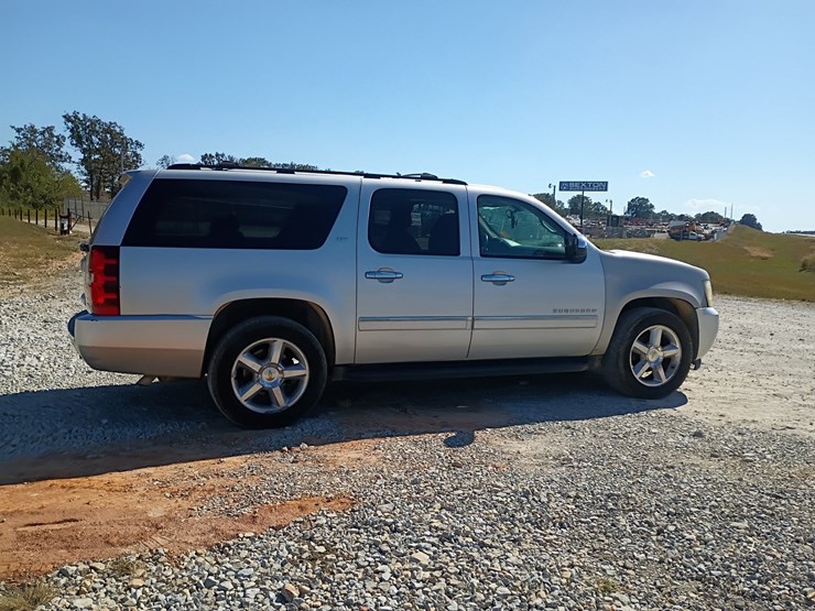 2010-chevrolet-suburban-image-10