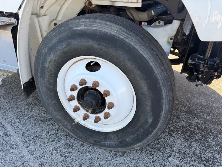2019-freightliner-m2-106-image-11
