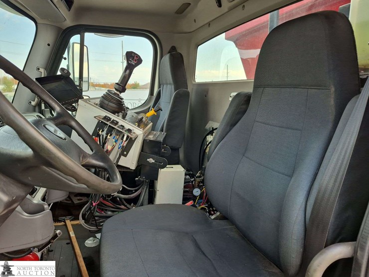 2014-freightliner-108sd-image-21