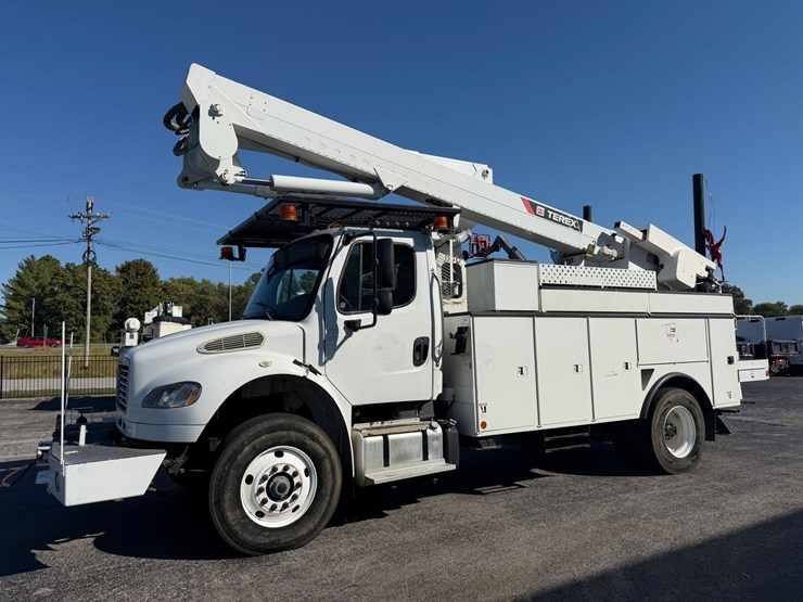 2014-freightliner-m2-106-image-1