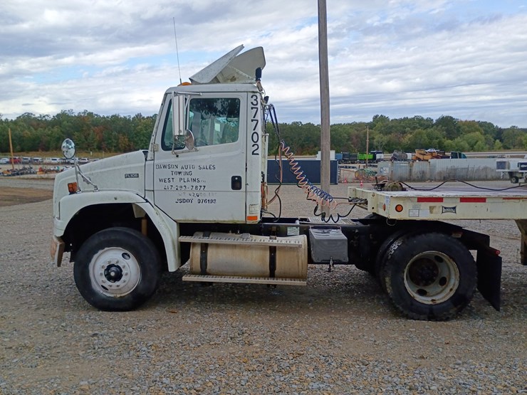2003-freightliner-fl106-image-3