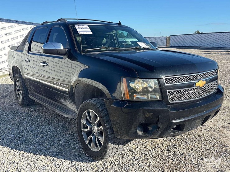 2009-chevrolet-avalanche-4x4-crew-cab-pickup-truck-image-2