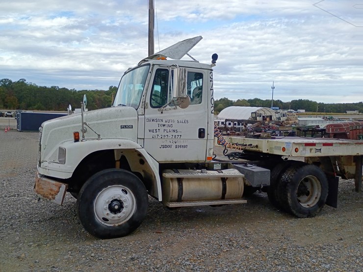 2003-freightliner-fl106-image-2