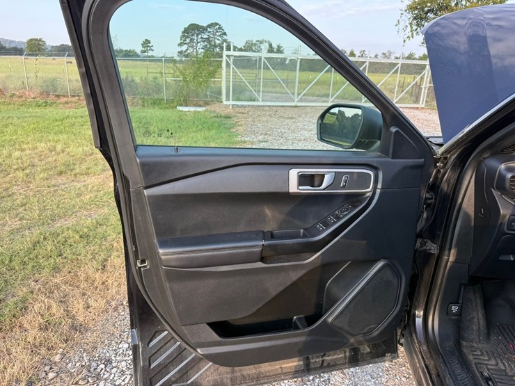 2020-ford-explorer-image-48