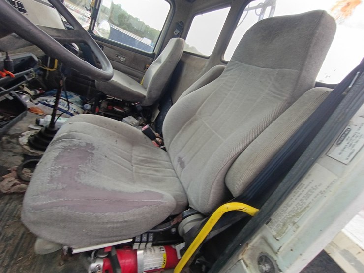 2003-freightliner-fl106-image-36