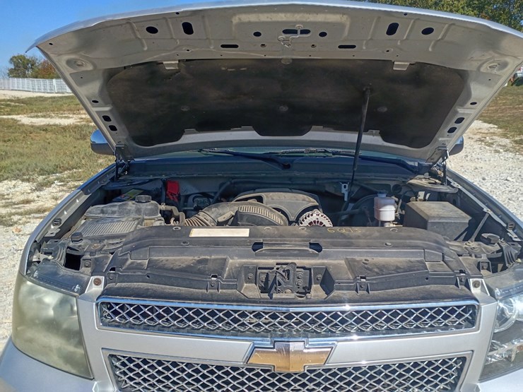2010-chevrolet-suburban-image-17