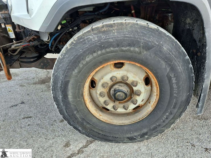 2014-freightliner-108sd-image-24