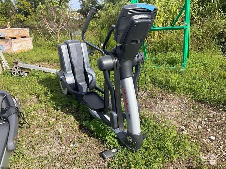 life-fitness-95x-elevation-series-elliptical-cross-trainer-image-4