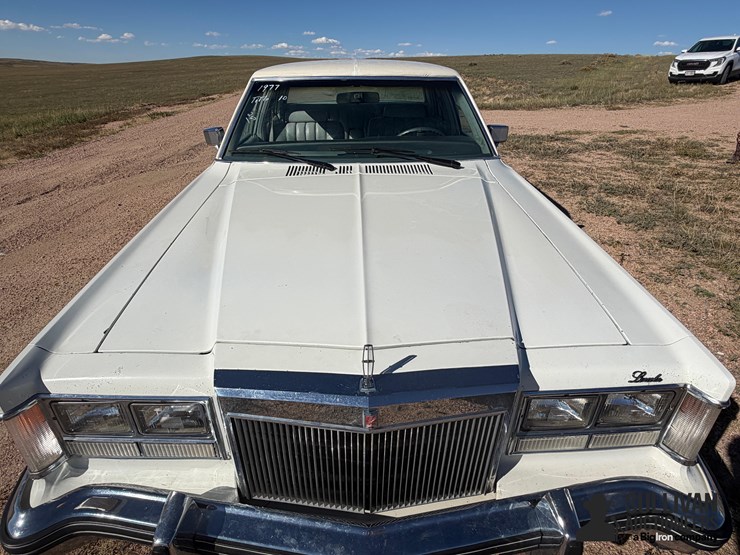 1977-lincoln-versailles-4-door-luxury-sedan-image-10