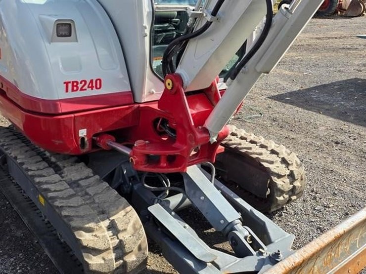 2023-takeuchi-tb240-image-35