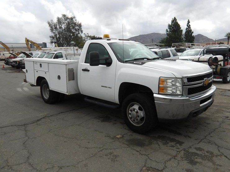 2013-chevrolet-silverado-3500-image-2