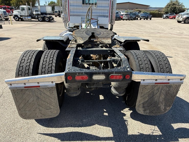 2020-peterbilt-389-image-9