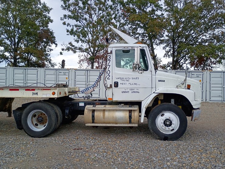 2003-freightliner-fl106-image-8
