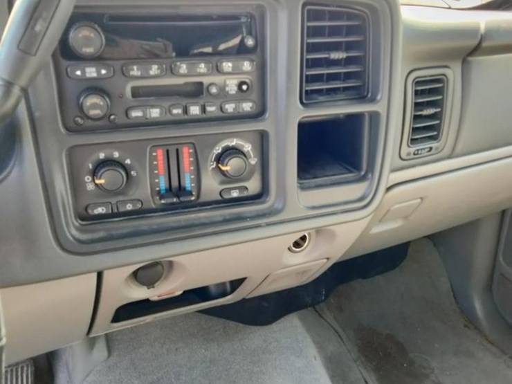 2004-chevrolet-tahoe-image-6