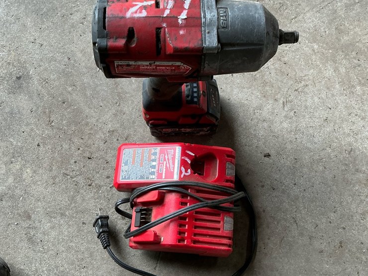 #112-•-milwaukee-m18-fuel-2767-20-1/2"-cordless-impact-wrench-with-battery-and-charger-image-2