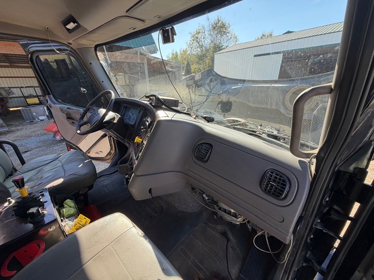 2016-freightliner-114sd-image-51