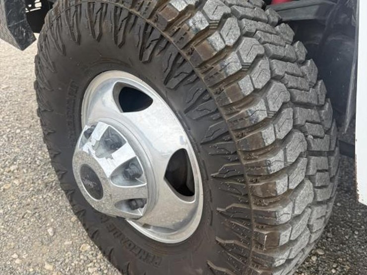 2011-chevrolet-silverado-3500-image-23