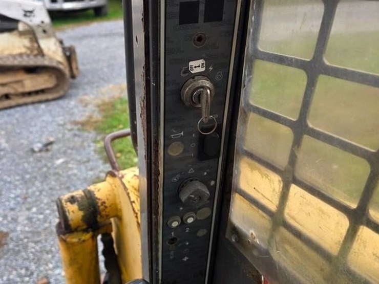 2003-gehl-5635sxt-ii-image-47