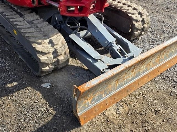 2023-takeuchi-tb240-image-34