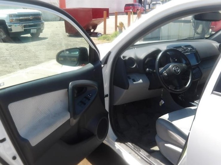 2012-toyota-rav4-image-16
