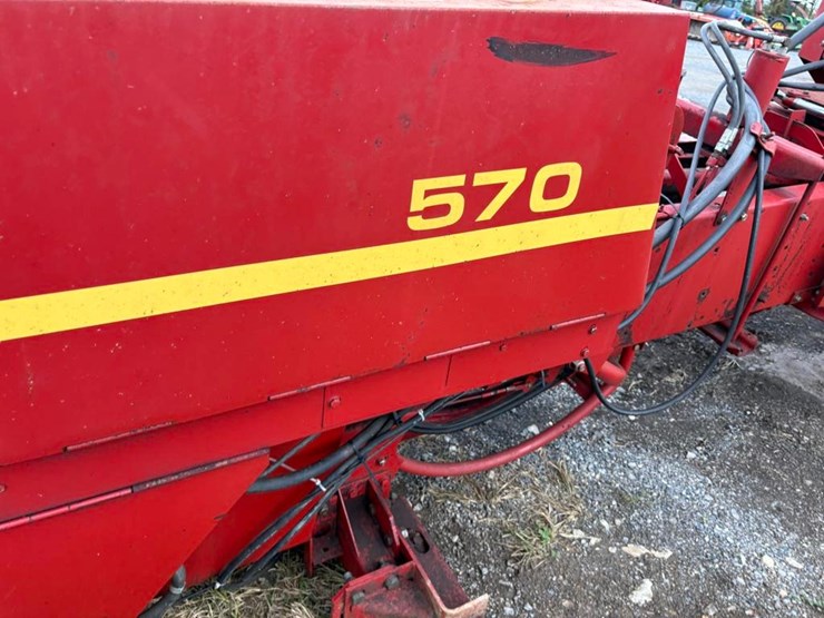 new-holland-570-image-4