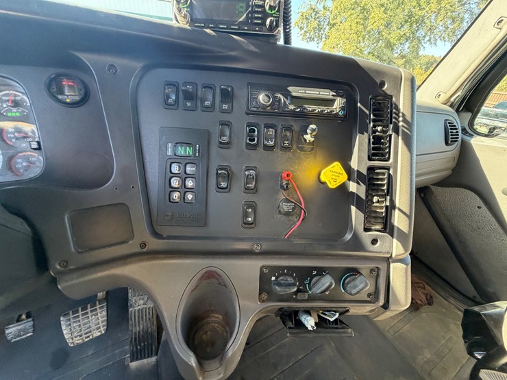 2016-freightliner-114sd-image-38
