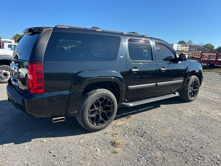 2007-chevrolet-suburban-image-3