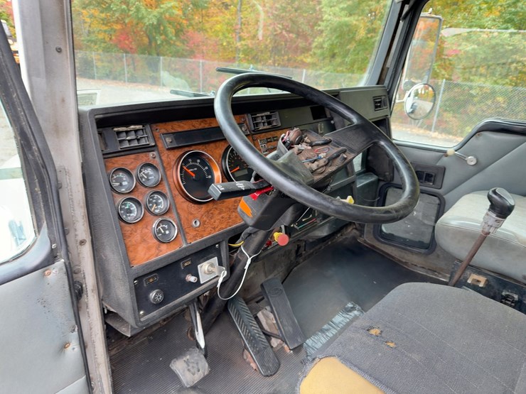 1999-kenworth-t300-image-21
