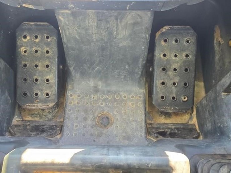 2015-deere-326e-image-46